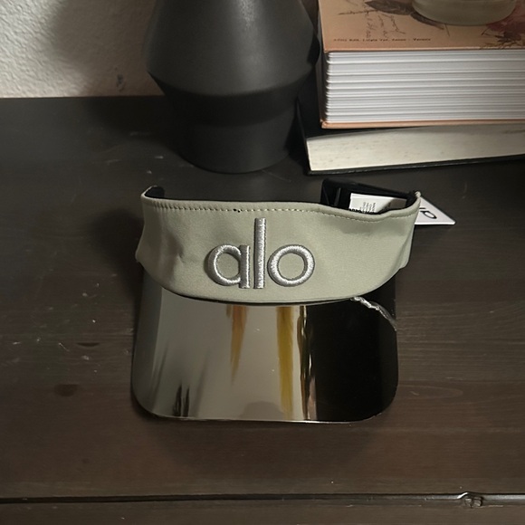 ALO Yoga Black and Cream Visor - Picture 1 of 3